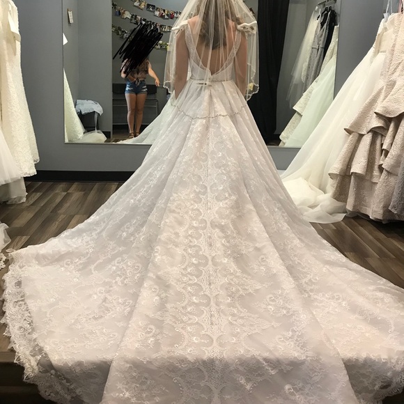 White wedding ball gown - Picture 2 of 6